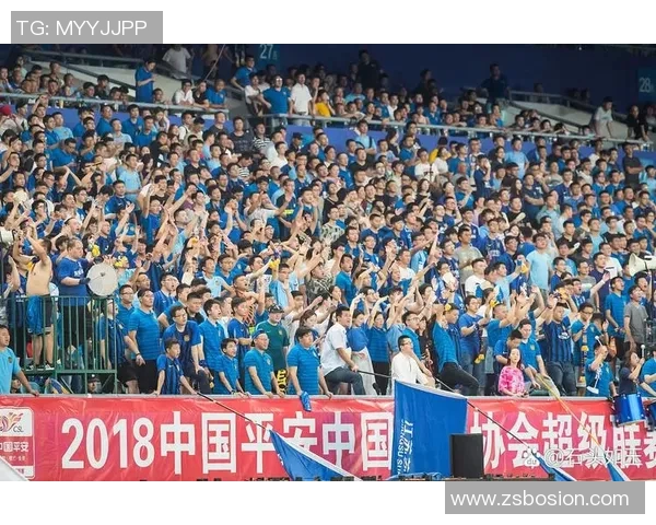 足球明星齐聚一堂共同庆祝荣誉时刻的精彩合照分享